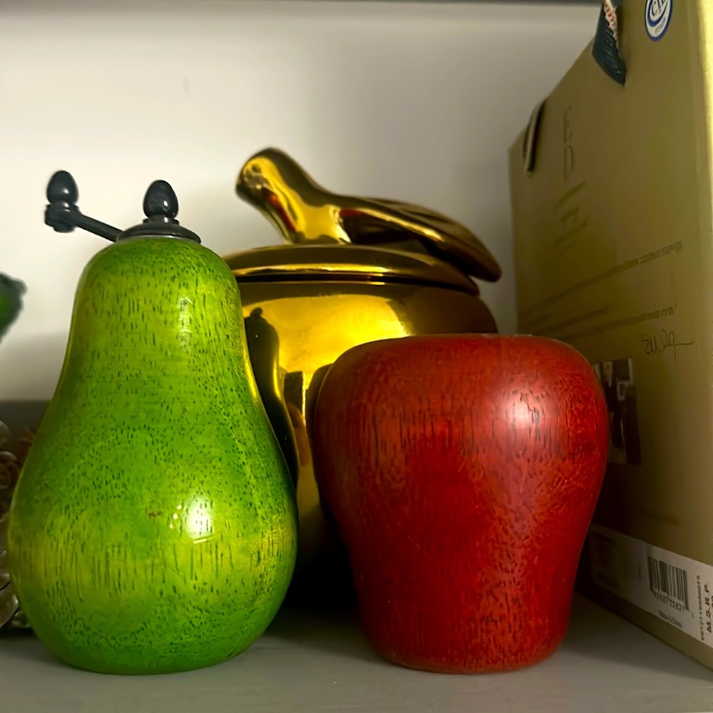 Salt and pepper  🍎 and 🍐